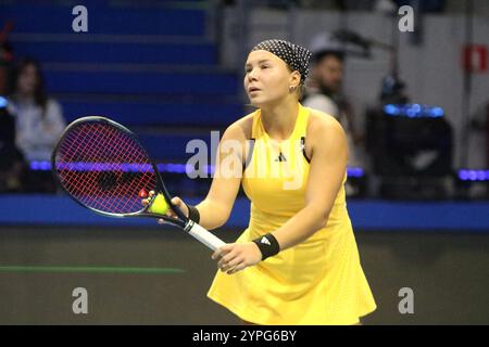 Sankt Petersburg, Russland. November 2024 30. Diana Shnaider aus Russland spielt gegen Viktoriya Tomova aus Bulgarien (nicht im Blick) während der International Team Tennis Tournament Trophäes of Northern Palmyra 2024 in der Arena. Endergebnis: (Viktoriya Tomova 2:4, 3:3, 2:5 Diana Shnaider) (Foto: Maksim Konstantinov/SOPA Images/SIPA USA) Credit: SIPA USA/Alamy Live News Stockfoto