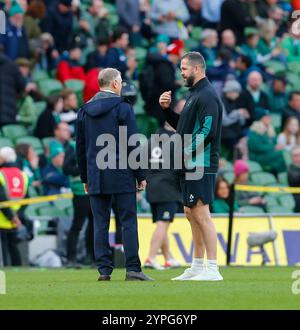 Dublin, Irland. 30. November 2024; Aviva Stadium, Dublin, Irland: Herbstrugby International, Irland gegen Australien; Joe Schmidt Australia Head Coach und Andy Farrell Ireland Head Coach unterhalten sich vor dem Kickoff Credit: Action Plus Sports Images/Alamy Live News Stockfoto