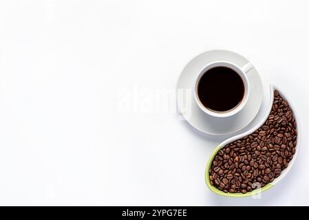 Blindfotografie von schwarzem Kaffee; Americano, Espresso; Kaffeebohnen; Koffein; geröstete arabica, natürliches Getränk, Teil des Yin Yang-Symbols Stockfoto