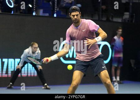 Sankt Petersburg, Russland. November 2024 30. Karen Chachanow aus Russland spielt gegen Thanasi Kokkinakis aus Australien (nicht in Sicht) während der International Team Tennis Turnament Trophäes of Northern Palmyra 2024 in der Arena. Endergebnis: (Karen Khachanov 3:4, 6:2, 3:3 Thanasi Kokkinakis) Credit: SOPA Images Limited/Alamy Live News Stockfoto