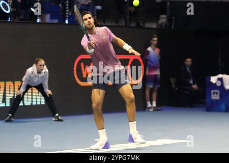 Sankt Petersburg, Russland. November 2024 30. Karen Chachanow aus Russland spielt gegen Thanasi Kokkinakis aus Australien (nicht in Sicht) während der International Team Tennis Turnament Trophäes of Northern Palmyra 2024 in der Arena. Endergebnis: (Karen Khachanov 3:4, 6:2, 3:3 Thanasi Kokkinakis) Credit: SOPA Images Limited/Alamy Live News Stockfoto