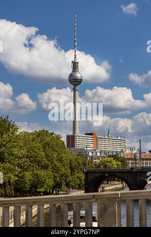 Berliner Fernsehturm, der Fernsehturm von der Spree aus gesehen Stockfoto