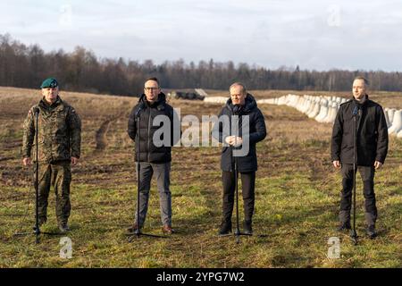 Von links nach rechts: General Marek Wawrzyniak, Infrastrukturminister Dariusz Klimczak, Premierminister Donald Tusk, stellvertretender Verteidigungsminister Cezary Tomczyk und Oberst Tomasz Sawczuk während einer Pressekonferenz. Der polnische Premierminister Donald Tusk besuchte den ersten fertiggestellten Abschnitt des „Ostschildes“ (polnische Tarcza Wschod), eine wegweisende nationale Verteidigungsinitiative zur Stärkung der östlichen Grenzen Polens mit Weißrussland und der russischen Exklave Kaliningrad. Dieses Programm stellt eine der größten Investitionen in die nationale Sicherheit und den Grenzschutz in der polnischen Nachkriegsgeschichte dar. Während Stockfoto