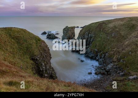 In Aberdeenshire, Schottland, bietet der Aberdeen Coastal Path ein malerisches Wandererlebnis, das sich südlich von Aberdeen in Richtung der malerischen Cove Bay erstreckt. Stockfoto