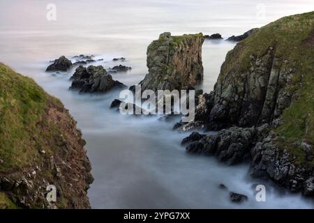 In Aberdeenshire, Schottland, bietet der Aberdeen Coastal Path ein malerisches Wandererlebnis, das sich südlich von Aberdeen in Richtung der malerischen Cove Bay erstreckt. Stockfoto