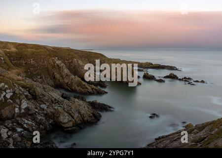 In Aberdeenshire, Schottland, bietet der Aberdeen Coastal Path ein malerisches Wandererlebnis, das sich südlich von Aberdeen in Richtung der malerischen Cove Bay erstreckt. Stockfoto