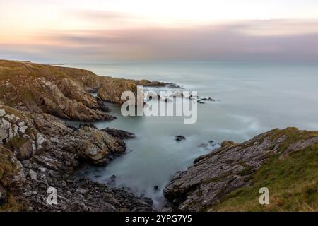 In Aberdeenshire, Schottland, bietet der Aberdeen Coastal Path ein malerisches Wandererlebnis, das sich südlich von Aberdeen in Richtung der malerischen Cove Bay erstreckt. Stockfoto