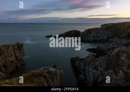 In Aberdeenshire, Schottland, bietet der Aberdeen Coastal Path ein malerisches Wandererlebnis, das sich südlich von Aberdeen in Richtung der malerischen Cove Bay erstreckt. Stockfoto