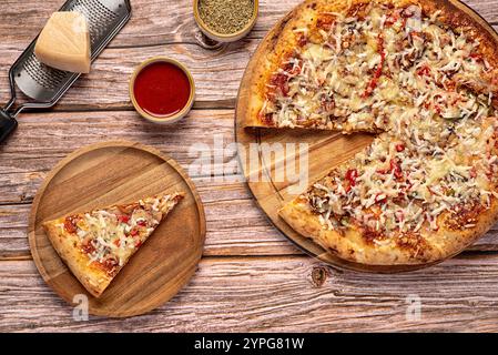 Lebensmittelfotografie von Pizza mit Mozzarella, Cheddar-Käse, Parmesan, Chili, BBQ-Sauce, Pulled Pork, Gourmet, italienische Küche, rustikaler Stil Stockfoto