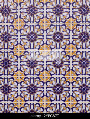 Traditionelle portugiesische glasierte Azulejos Wandfliesen in bunten Mustern, Algarve, Portugal Stockfoto