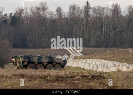 KTO Rosomak neben den Betonbarrieren, die Teil der polnischen Festung Ostschild an der polnischen Grenze zu Russland in Dabrowka sind. Der polnische Premierminister Donald Tusk besuchte den ersten fertiggestellten Abschnitt des „Ostschildes“ (polnische Tarcza Wschod), eine wegweisende nationale Verteidigungsinitiative zur Stärkung der östlichen Grenzen Polens mit Weißrussland und der russischen Exklave Kaliningrad. Dieses Programm stellt eine der größten Investitionen in die nationale Sicherheit und den Grenzschutz in der polnischen Nachkriegsgeschichte dar. Während des Besuchs betonte Tusk die entscheidende Rolle des Projekts bei der Stärkung des NATO-eas Stockfoto