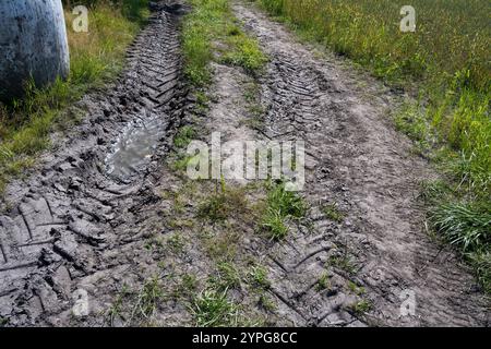 Schlammige Traktorspuren auf dem Feld Stockfoto