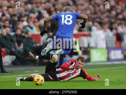 Jordan Ayew aus Leicester City wird im Gtech Community Stadium in Brentford im Premier League-Spiel gegen Sepp van den Berg angegriffen. Bilddatum: Samstag, 30. November 2024. Stockfoto