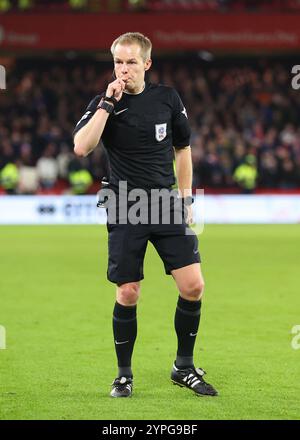 Sheffield, Großbritannien. November 2024. Schiedsrichter Gavin Ward während des Sky Bet Championship Matches in der Bramall Lane, Sheffield. Der Bildnachweis sollte lauten: Simon Bellis/Sportimage Credit: Sportimage Ltd/Alamy Live News Stockfoto