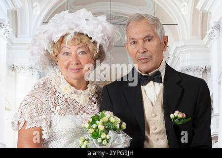 Hochzeitsportrait eines älteren Ehepaares, das fünfzig Jahre zusammen in der Kirche lebte Stockfoto