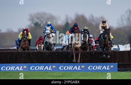 Newbury, Großbritannien. Samstag, 30. November 2024. Kandoo Kid und Harry Cobden gewinnen den Coral Gold Cup Handicap Chase ( Premier Handicap ) für Trainer Paul Nicholls und Besitzer Michael Geoghegan. Credit JTW equine Images / Alamy Live News Stockfoto