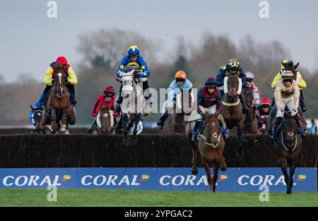 Newbury, Großbritannien. Samstag, 30. November 2024. Kandoo Kid und Harry Cobden gewinnen den Coral Gold Cup Handicap Chase ( Premier Handicap ) für Trainer Paul Nicholls und Besitzer Michael Geoghegan. Credit JTW equine Images / Alamy Live News Stockfoto