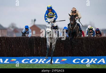 Newbury, Großbritannien. Samstag, 30. November 2024. Kandoo Kid und Harry Cobden gewinnen den Coral Gold Cup Handicap Chase ( Premier Handicap ) für Trainer Paul Nicholls und Besitzer Michael Geoghegan. Credit JTW equine Images / Alamy Live News Stockfoto