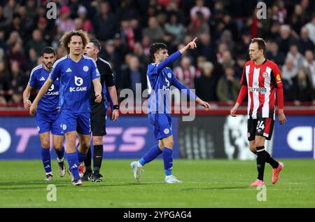 Facundo Buonanotte in Leicester City feiert das erste Tor ihrer Mannschaft während des Premier League-Spiels im Gtech Community Stadium in Brentford. Bilddatum: Samstag, 30. November 2024. Stockfoto