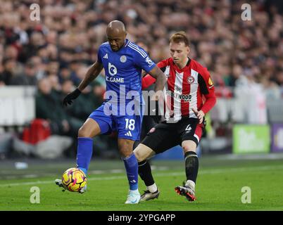 Jordan Ayew aus Leicester City und Sepp van den Berg aus Brentford kämpfen während des Premier League-Spiels im Gtech Community Stadium in Brentford um den Ball. Bilddatum: Samstag, 30. November 2024. Stockfoto