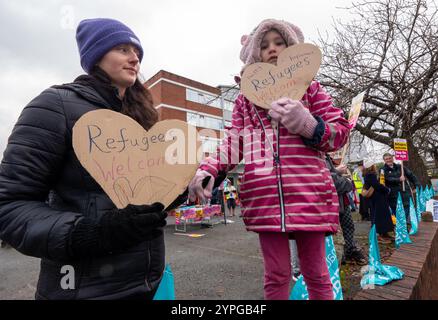 Kate und Tochter Autumn zeigen Unterstützung für Flüchtlinge. Am Samstag, den 30. November, fand im Cresta Court Hotel in Altrincham, Greater Manchester, eine Unity Rally statt, um Solidarität mit den im Hotel untergebrachten Flüchtlingen zu zeigen und sich gegen rechtsextreme Proteste zu wehren. Die von Stand Up to Rassismus in Partnerschaft mit den lokalen Gemeindegruppen von Trafford organisierte Kundgebung zielte darauf ab, ein einladendes, integratives Umfeld für Menschen zu fördern, die vor Krieg, Verfolgung und Gewalt fliehen. Cresta Court Hotel, Church Road, Altrincham. Manchester UK Picture Garyroberts/worldwidefeatures.com Stockfoto