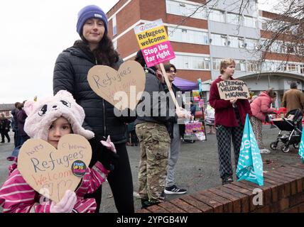 Kate und Tochter Autumn zeigen Unterstützung für Flüchtlinge. Am Samstag, den 30. November, fand im Cresta Court Hotel in Altrincham, Greater Manchester, eine Unity Rally statt, um Solidarität mit den im Hotel untergebrachten Flüchtlingen zu zeigen und sich gegen rechtsextreme Proteste zu wehren. Die von Stand Up to Rassismus in Partnerschaft mit den lokalen Gemeindegruppen von Trafford organisierte Kundgebung zielte darauf ab, ein einladendes, integratives Umfeld für Menschen zu fördern, die vor Krieg, Verfolgung und Gewalt fliehen. Cresta Court Hotel, Church Road, Altrincham. Manchester UK Picture Garyroberts/worldwidefeatures.com Stockfoto