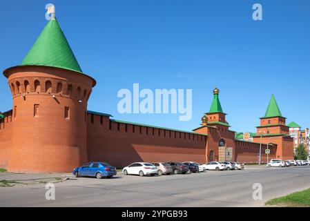 JOSCHKAR-OLA, RUSSLAND - 31. AUGUST 2024: An den Mauern des Zarewokokshay-Kremls, Yoschkar-Ola. Republik Mari El Stockfoto