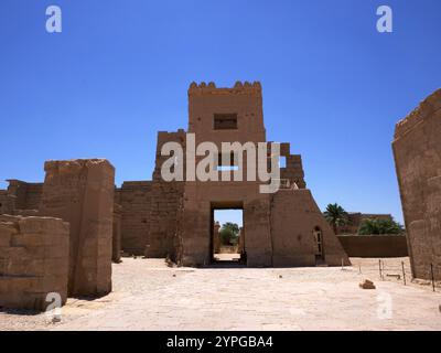 Migdol des Totentempels von Ramesses III., Medinet Habu, Ägypten Stockfoto