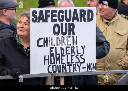 Gegenproteste gegen die Unity Rally gegenüber vom Cresta Court Hotel. Die Gegenprotestierenden hielten Plakate mit Botschaften wie „Pass auf deine eigenen auf“, „so sieht Verrat aus“, „kein Zutritt ohne Dokumente“, „unsere Kinder schützen“, „genug ist genug“, „keine Dokumentation kein Zutritt“ und „unsere Obdachlosen zuerst unterbringen“. Am Samstag, den 30. November, fand im Cresta Court Hotel in Altrincham, Greater Manchester, eine Unity Rally statt, um Solidarität mit den im Hotel untergebrachten Flüchtlingen zu zeigen und sich gegen rechtsextreme Proteste zu wehren. Organisiert von Stand Up to Rassismus in Zusammenarbeit mit Traffords Lo Stockfoto