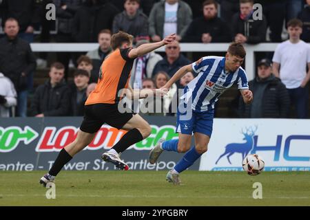 Joe Grey von Hartlepool United in Aktion mit Daniele Collinge von Barnet während des Vanarama National League-Spiels zwischen Hartlepool United und Barnet im Victoria Park, Hartlepool am Samstag, den 30. November 2024. (Foto: Mark Fletcher | MI News) Credit: MI News & Sport /Alamy Live News Stockfoto