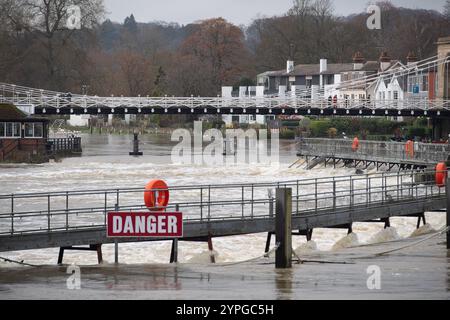 Marlow, Buckinghamshire, Großbritannien. 30. November 2024. Schnell fließendes Wasser am Wer an der Themse in Marlow in Buckinghamshire. Für die Themse in Marlow ist ein Hochwasseralarm vorhanden. Quelle: Maureen McLean/Alamy Live News Stockfoto