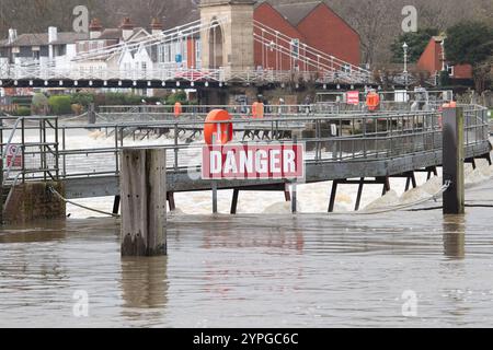 Marlow, Buckinghamshire, Großbritannien. 30. November 2024. Schnell fließendes Wasser am Wer an der Themse in Marlow in Buckinghamshire. Für die Themse in Marlow ist ein Hochwasseralarm vorhanden. Quelle: Maureen McLean/Alamy Live News Stockfoto