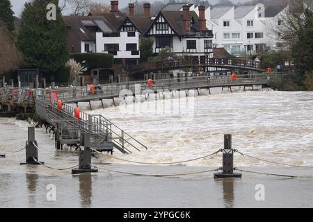 Marlow, Buckinghamshire, Großbritannien. 30. November 2024. Schnell fließendes Wasser am Wer an der Themse in Marlow in Buckinghamshire. Für die Themse in Marlow ist ein Hochwasseralarm vorhanden. Quelle: Maureen McLean/Alamy Live News Stockfoto