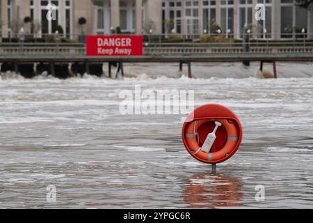 Marlow, Buckinghamshire, Großbritannien. 30. November 2024. Schnell fließendes Wasser am Wer an der Themse in Marlow in Buckinghamshire. Für die Themse in Marlow ist ein Hochwasseralarm vorhanden. Quelle: Maureen McLean/Alamy Live News Stockfoto