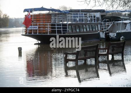 Marlow, Buckinghamshire, Großbritannien. 30. November 2024. Ein Hochwasseralarm für die Themse bei Marlow in Buckinghamshire ist vorhanden. Quelle: Maureen McLean/Alamy Live News Stockfoto