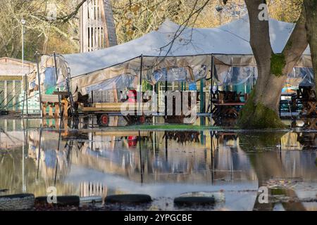 Marlow, Buckinghamshire, Großbritannien. 30. November 2024. Überschwemmungen im Gelände des Longridge Activity Centre in Marlow. Ein Hochwasseralarm für die Themse bei Marlow in Buckinghamshire ist vorhanden. Quelle: Maureen McLean/Alamy Live News Stockfoto