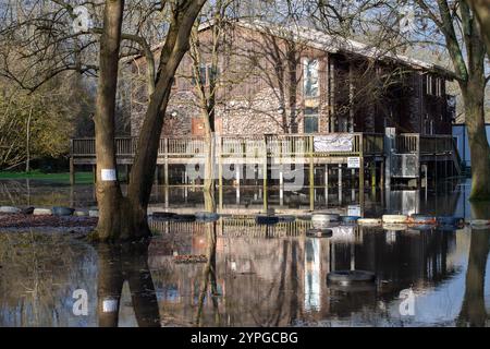 Marlow, Buckinghamshire, Großbritannien. 30. November 2024. Überschwemmungen im Gelände des Longridge Activity Centre in Marlow. Ein Hochwasseralarm für die Themse bei Marlow in Buckinghamshire ist vorhanden. Quelle: Maureen McLean/Alamy Live News Stockfoto