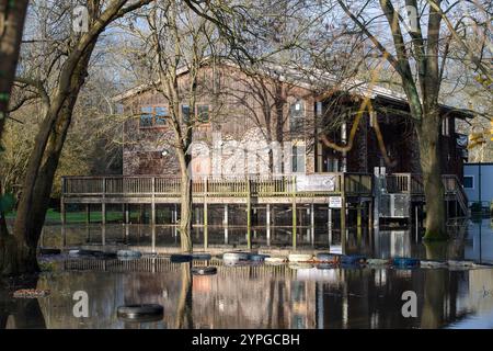 Marlow, Buckinghamshire, Großbritannien. 30. November 2024. Überschwemmungen im Gelände des Longridge Activity Centre in Marlow. Ein Hochwasseralarm für die Themse bei Marlow in Buckinghamshire ist vorhanden. Quelle: Maureen McLean/Alamy Live News Stockfoto