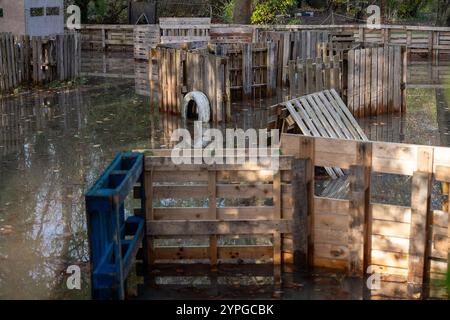 Marlow, Buckinghamshire, Großbritannien. 30. November 2024. Überschwemmungen im Gelände des Longridge Activity Centre in Marlow. Ein Hochwasseralarm für die Themse bei Marlow in Buckinghamshire ist vorhanden. Quelle: Maureen McLean/Alamy Live News Stockfoto