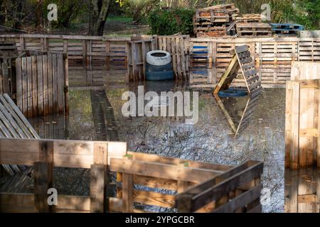 Marlow, Buckinghamshire, Großbritannien. 30. November 2024. Überschwemmungen im Gelände des Longridge Activity Centre in Marlow. Ein Hochwasseralarm für die Themse bei Marlow in Buckinghamshire ist vorhanden. Quelle: Maureen McLean/Alamy Live News Stockfoto