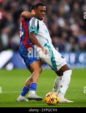 Joe Willock von Newcastle United lässt den Ball Muñoz während des Premier League Matches Crystal Palace gegen Newcastle United im Selhurst Park, London, Großbritannien, 30. November 2024 (Foto: Gareth Evans/News Images) Stockfoto