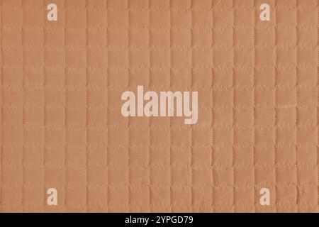 Kariertes Nahtmuster, orangefarbener Hintergrund aus gestepptem Stoff. Decke oder Pufferjacke, quadratische Nahtstruktur, Makro. Hintergrundbild, Hintergrund. Stockfoto