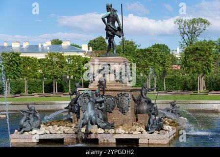 PETERHOF, RUSSLAND - 13. JUNI 2024: Brunnen „Neptun“ im Park, Petrodvorets (St. Petersburg) Stockfoto