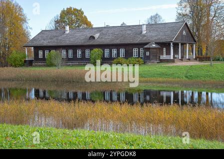 TRIGORSKOE, RUSSLAND - 18. OKTOBER 2024: Das Anwesen Osipov-Wulf an einem Herbsttag, Trigorskoe. Puschkin Hills Stockfoto