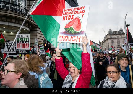 London, Großbritannien. 30. November 2024. Pro-palästinensische Anhänger bei einem Nationalmarsch für Palästina von der Park Lane zu einer Kundgebung in Whitehall, die einen sofortigen Waffenstillstand, ein Ende der Waffenverkäufe an Israel und ein Ende der Feindseligkeiten in Gaza forderte. Dies ist der 21. märz nach dem Angriff der Hamas am 7. Oktober und den darauf folgenden Aktionen Israels. Israel ist jetzt an Aktionen gegen die Hisbollah im Libanon beteiligt. Quelle: Stephen Chung / Alamy Live News Stockfoto