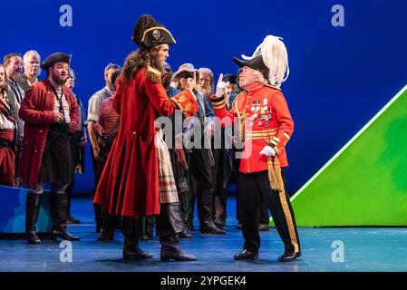 London, 29. November 2024, John Savournin als Piratenkönig und Richard Suart als Generalmajor Stanley und engagierte sich in ENO's Pirates of Penzance am London Coliseum. Quelle: Alamy Live News/Lou Morris Stockfoto