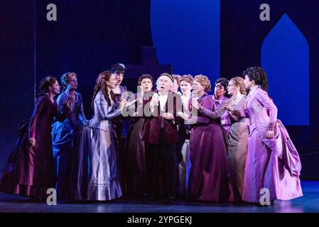 London, 29. November 2024, Richard Suart als Generalmajor Stanley und seine Töchter in ENO's Pirates of Penzance im London Coliseum. Quelle: Alamy Live News/Lou Morris Stockfoto