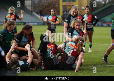 Twickenham, Großbritannien. November 2024 30. Connie Powell von den Harlequins Women erzielte einen Versuch während des Premiership Womens Rugby-Spiels zwischen den Harlequins Women und den Trailfinders Women am 30. November 2024 in Twickenham Stoop, England. Foto von Ken Sparks. Nur redaktionelle Verwendung, Lizenz für kommerzielle Nutzung erforderlich. Keine Verwendung bei Wetten, Spielen oder Publikationen eines einzelnen Clubs/einer Liga/eines Spielers. Quelle: UK Sports Pics Ltd/Alamy Live News Stockfoto