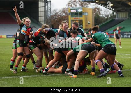 Twickenham, Großbritannien. November 2024 30. Connie Powell von den Harlequins Women erzielte einen Versuch während des Premiership Womens Rugby-Spiels zwischen den Harlequins Women und den Trailfinders Women am 30. November 2024 in Twickenham Stoop, England. Foto von Ken Sparks. Nur redaktionelle Verwendung, Lizenz für kommerzielle Nutzung erforderlich. Keine Verwendung bei Wetten, Spielen oder Publikationen eines einzelnen Clubs/einer Liga/eines Spielers. Quelle: UK Sports Pics Ltd/Alamy Live News Stockfoto