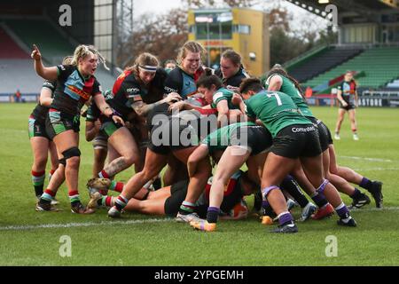 Twickenham, Großbritannien. November 2024 30. Connie Powell von den Harlequins Women erzielte einen Versuch während des Premiership Womens Rugby-Spiels zwischen den Harlequins Women und den Trailfinders Women am 30. November 2024 in Twickenham Stoop, England. Foto von Ken Sparks. Nur redaktionelle Verwendung, Lizenz für kommerzielle Nutzung erforderlich. Keine Verwendung bei Wetten, Spielen oder Publikationen eines einzelnen Clubs/einer Liga/eines Spielers. Quelle: UK Sports Pics Ltd/Alamy Live News Stockfoto